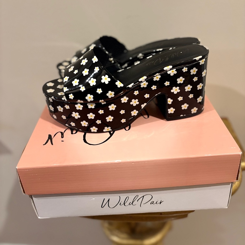 Wild Pair Black and White Daisy Platform Sandals